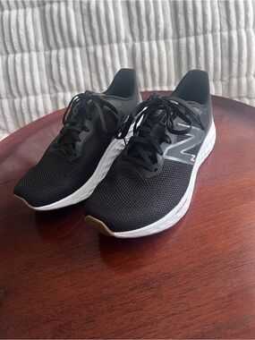 New Balance  Men 10 / Women 11 1/2 Athletic Shoes